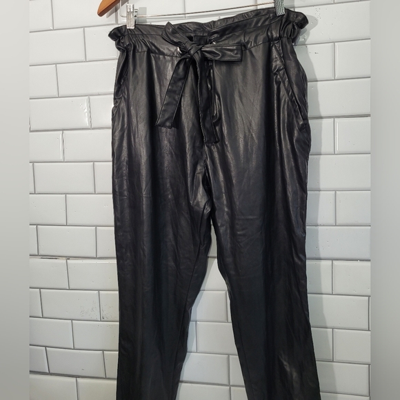 SOHO NEW YORK & COMPANY JEANS Ladies Black Faux Leather Jogger Style Pant Drawst - Picture 2 of 8